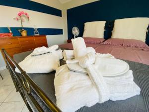 圣莫里吉奥卡瓦纳斯La casa di Aida的一间卧室配有带毛巾的床