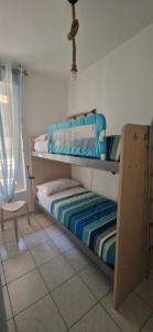 罗卡圣焦万尼La Via dei Trabocchi的一间卧室配有两张双层床和椅子