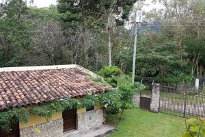 AntónVista Gaital/ Gaital View的庭院中带瓦屋顶的房子