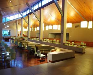 乌鲁班巴阿让洼圣谷疗养酒店的大楼内带桌椅的用餐区