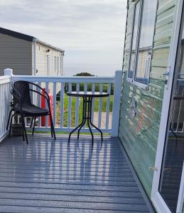 哈特尔普尔Seaview C29的阳台配有桌子和椅子。