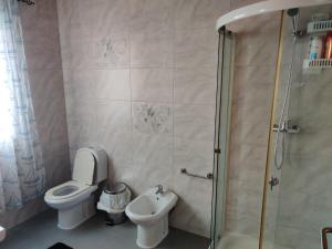 CalhetaCasa da Eira的浴室配有卫生间、盥洗盆和淋浴。