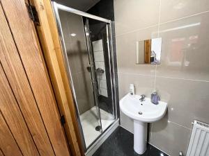 海斯Full Studio Near Heathrow Airport & London的一间带水槽和淋浴的浴室