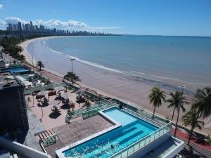 若昂佩索阿Flat Studio Beira Mar Cabo Branco的享有海滩和游泳池的景色