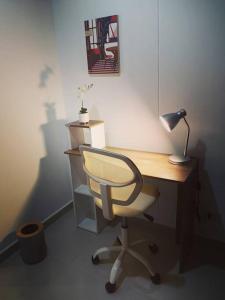 布卡拉曼加Moderno, ubicación estratégica.的办公室,带桌椅和台灯