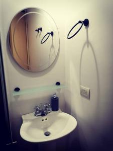 布卡拉曼加Moderno, ubicación estratégica.的一间带水槽、镜子和淋浴的浴室