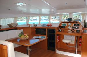 圣安尼Catamaran TAO的船上的厨房配有桌子