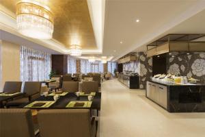 重庆重庆悦来温德姆酒店的餐厅设有1间带桌椅的用餐室