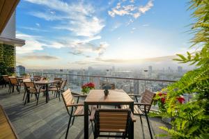岘港钻石海酒店的市景阳台配有桌椅。