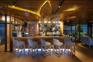 岘港钻石海酒店的餐厅内的酒吧,配有蓝色和白色的椅子