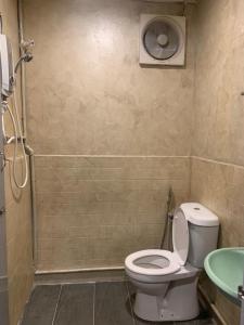 丹那拉打Vintage Guesthouse的浴室配有卫生间、盥洗盆和淋浴。