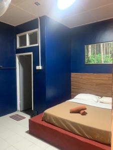 丹那拉打Vintage Guesthouse的一间卧室设有蓝色的墙壁和一张床