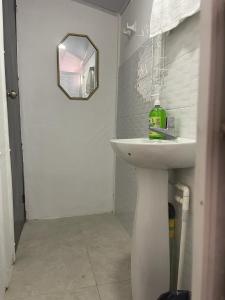 里奥阿查Apartamento Vacacional Riohacha的浴室设有白色水槽和镜子