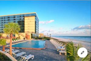 代托纳海滩oceanside inn的海滩旁的酒店拥有游泳池