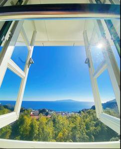 伊东COCO TERRACE -Ocean View-的开放式窗户享有海景。
