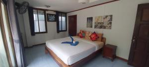 沙美岛可卡维村2@可萨梅特经济型酒店的一间卧室,配有一张蓝色大象的床