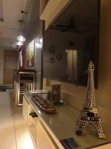 纳苏格布Luxurious Family Room Pico de Loro的铁塔厨房台上的模型