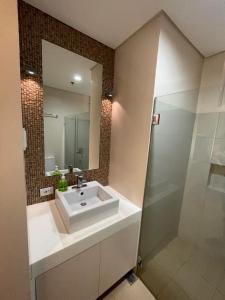 纳苏格布Luxurious Family Room Pico de Loro的浴室配有白色水槽和淋浴。