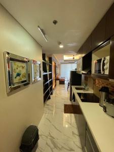 纳苏格布Luxurious Family Room Pico de Loro的一个带柜台的大厨房和一个房间