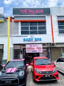 峇株巴辖The Palace Guest House, Seri Gading Batu Pahat的2辆汽车停在婴儿Spa前