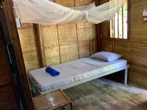 高龙撒冷岛CocoHuts的配有蚊帐的客房内的一张床位