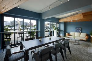 台北阳光士林珮柏旅馆的一间拥有蓝色墙壁和桌椅的用餐室