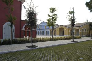 努马纳La Piazzetta的庭院中间有树木的建筑