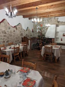 苏恰维塔Cabana Serenade的一间餐厅,配有桌椅和圣诞树