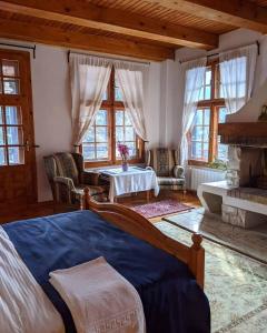 苏恰维塔Cabana Serenade的卧室配有床、桌子和窗户。