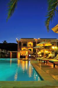 查汶本油芒现代公寓酒店的夜间设有游泳池的酒店