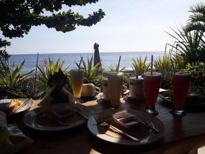 艾湄湾烧烤宾馆的一张桌子,上面放着食物和海洋