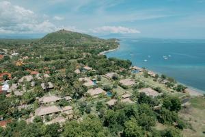 佩母德兰阿梅萨巴里岛别墅酒店的水边村庄的空中景观