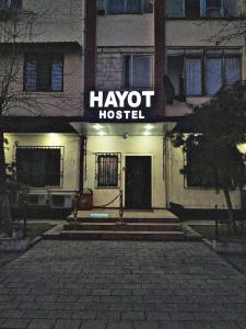 塔什干海特旅馆的带有标牌的建筑,上面写着哈诺医院的字样