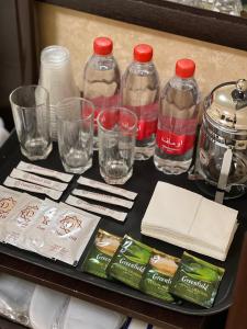 塔什干海特旅馆的桌子上装有瓶子和玻璃杯的托盘