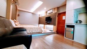 麻豆Chu Han C&C B&B Homestay的小房间设有床和厨房