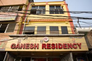 克塔克Ganesh Residency的建筑的侧面有标志