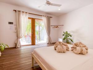 图鲁斯杜斯鲁斯胡库迪马尔代夫别墅旅馆的一间卧室配有带2条毛巾的床