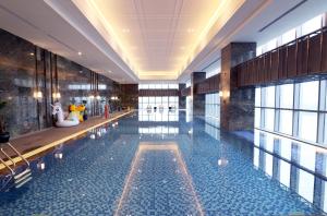 XintazhenWyndham Grand Suzhou Fenhu的一座带游泳池的大楼内的大型游泳池