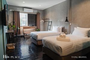 曼谷Tang House的酒店客房,配有两张带毛巾的床