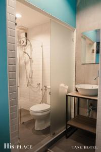 曼谷Tang House的一间带卫生间和水槽的浴室