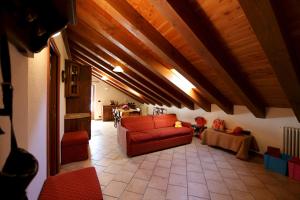 布吕松Valley Vacanze的客厅配有红色的沙发和桌子