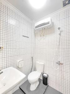 TimuranOsOs Paviliun的白色的浴室设有卫生间和水槽。