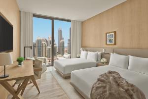 迪拜The Dubai EDITION的酒店客房设有两张床和大窗户。
