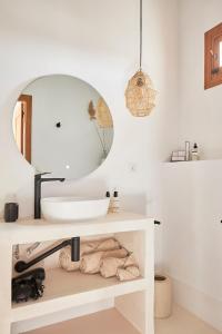 Moraleda de ZafayonaFinca las Calmas boutique hotel & retreats的浴室设有白色水槽和镜子