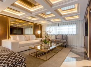 拉巴特Makass Appart Hotel的客厅配有白色的沙发和桌子