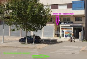 非斯LES CHRIFIs ETAPE AÉROPORT NAVETTE AÉROPORT GRATUITE的商店前有停车位的街道