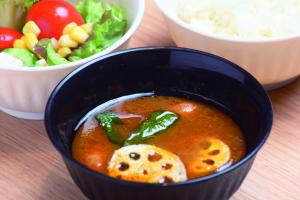 札幌Sotetsu Fresa Inn Sapporo-Susukino的黑汤,配蔬菜和沙拉
