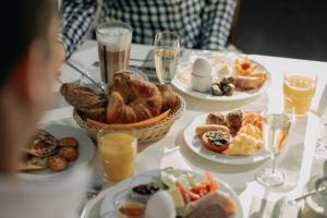 FeldkirchLandhotel Bohrerhof的餐桌,早餐盘和饮料