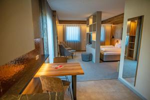 达恩GUESTHOUSE FELSENLAND的酒店客房设有一张桌子和一间卧室。