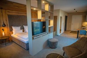 达恩GUESTHOUSE FELSENLAND的配有一张床和一台平面电视的酒店客房
